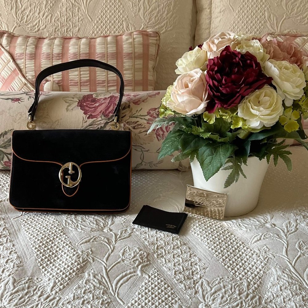 Outstanding Gucci handbag , hi Poshers , don’t be shy to make me an offer 🥰